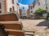 Alle nehmen Platz Blick über Park-Bank in historischer Straße