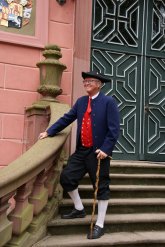 Der Odenwälder Bauer erzählt Mann in Odenwälder Bauer-Tracht auf Treppe