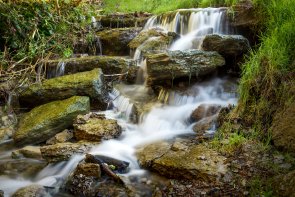 Erdbacheinschlupf Kleiner Wasserfall