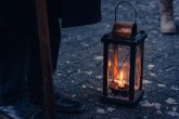 Laterne eines Nachtwächter Laterne mit Kerze im Abendlicht