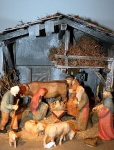 Weihnachtliche Krippe Krippe aus Holz mit geschnitzten Holzfiguren