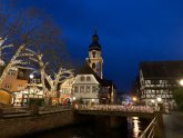 Weihnachtlicher Stadtrundgang Marktplatz mit Weihnachtbuden und beleuchteten Bäumen