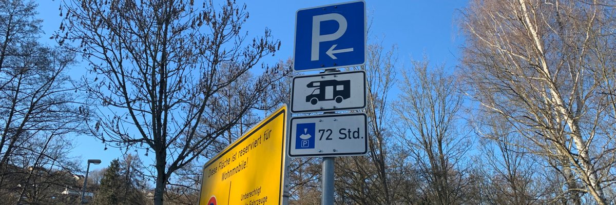 Schild mit Anzeige Parkdauer Wohnmobil