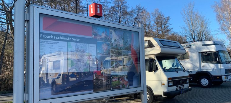 Zwei Wohnmobile mit Infotafel