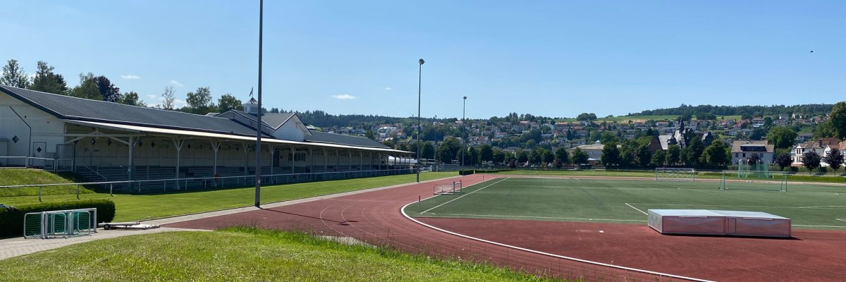 Stadion mit Laufbahn und Rasen